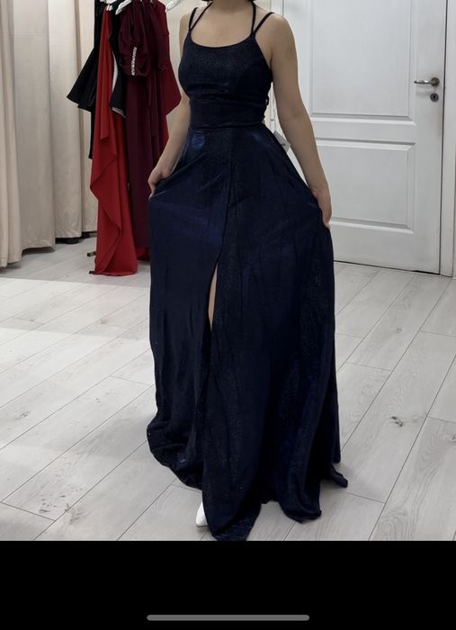 Продам длинное платье в глубоком синем цвете с блестками