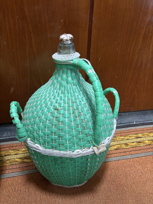 Продавам плетени и здрави дамаджани