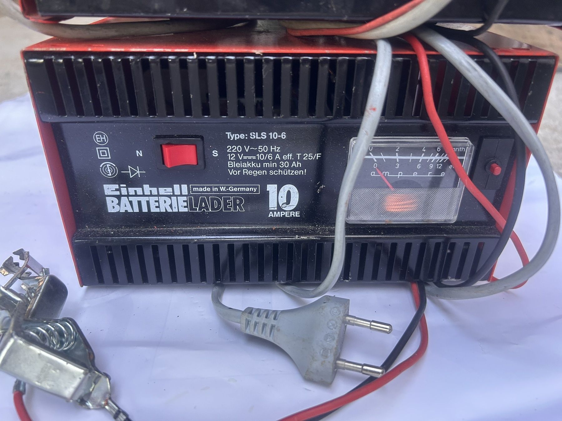 Зарядно устройство за акумулатор 6 и 12V