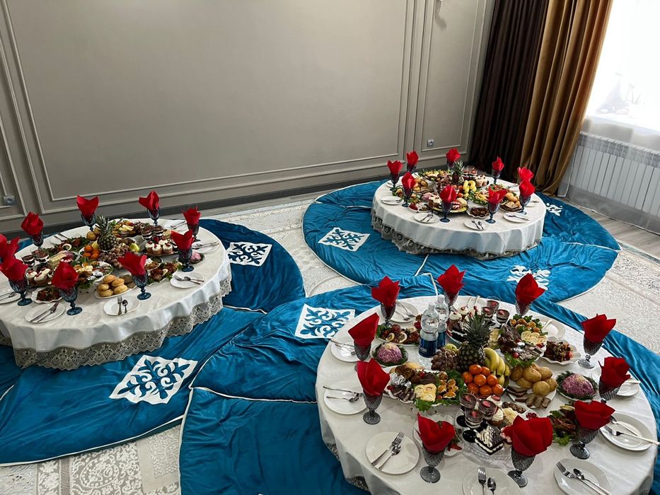 Дөңгелек стол көрпесімен, скатертімен жалға беріледі