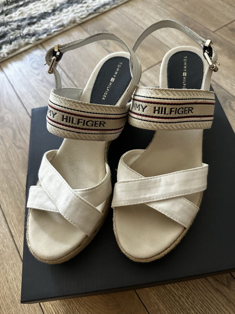 Сандали на платформа Tommy Hilfiger