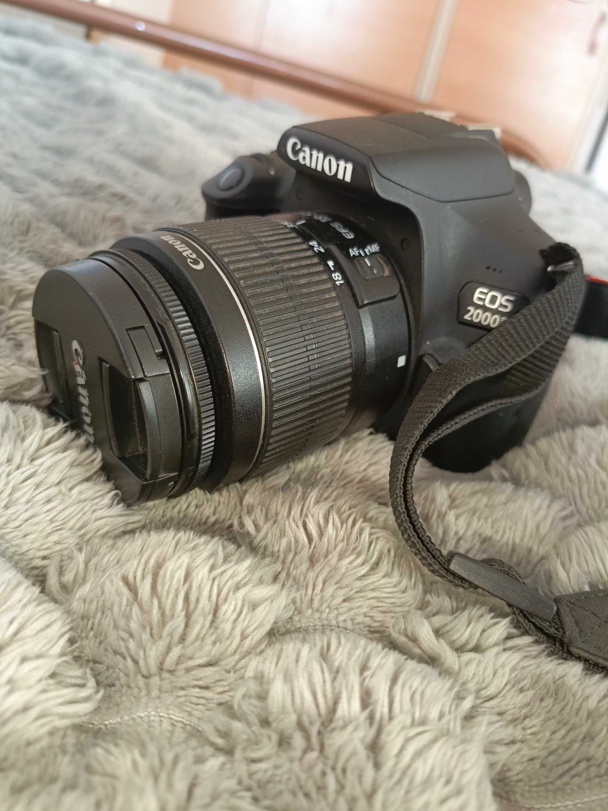 Фотоапарат Canon 2000D с обектив EFS 18 - 55 mm, зарядно и акумулатор.