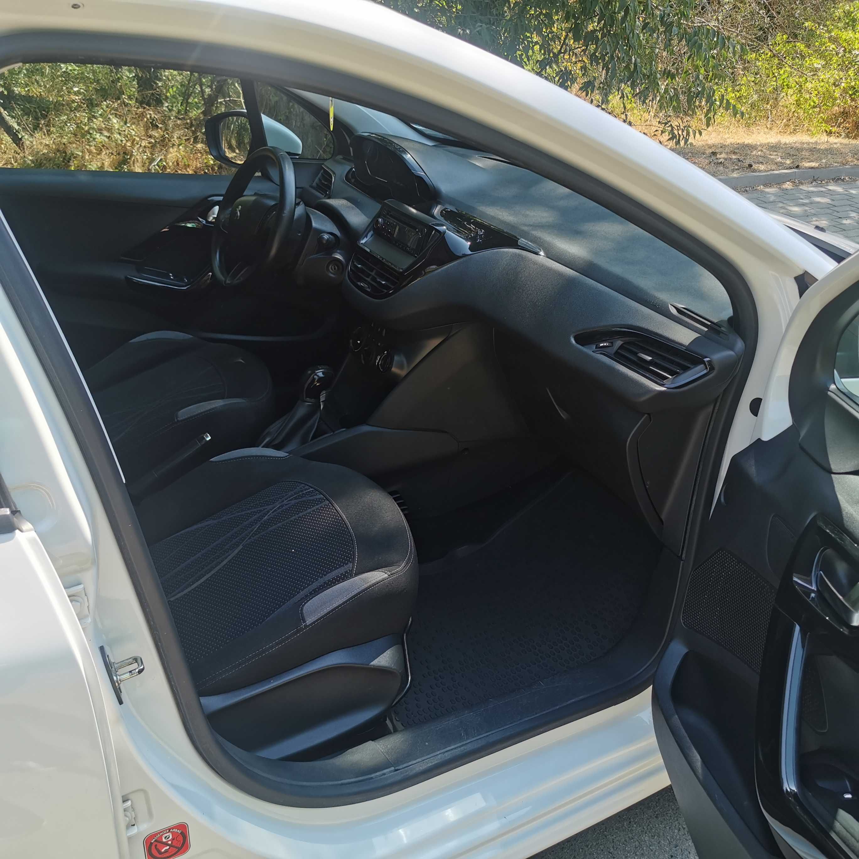 Peugeot 208, 2014 За витрина