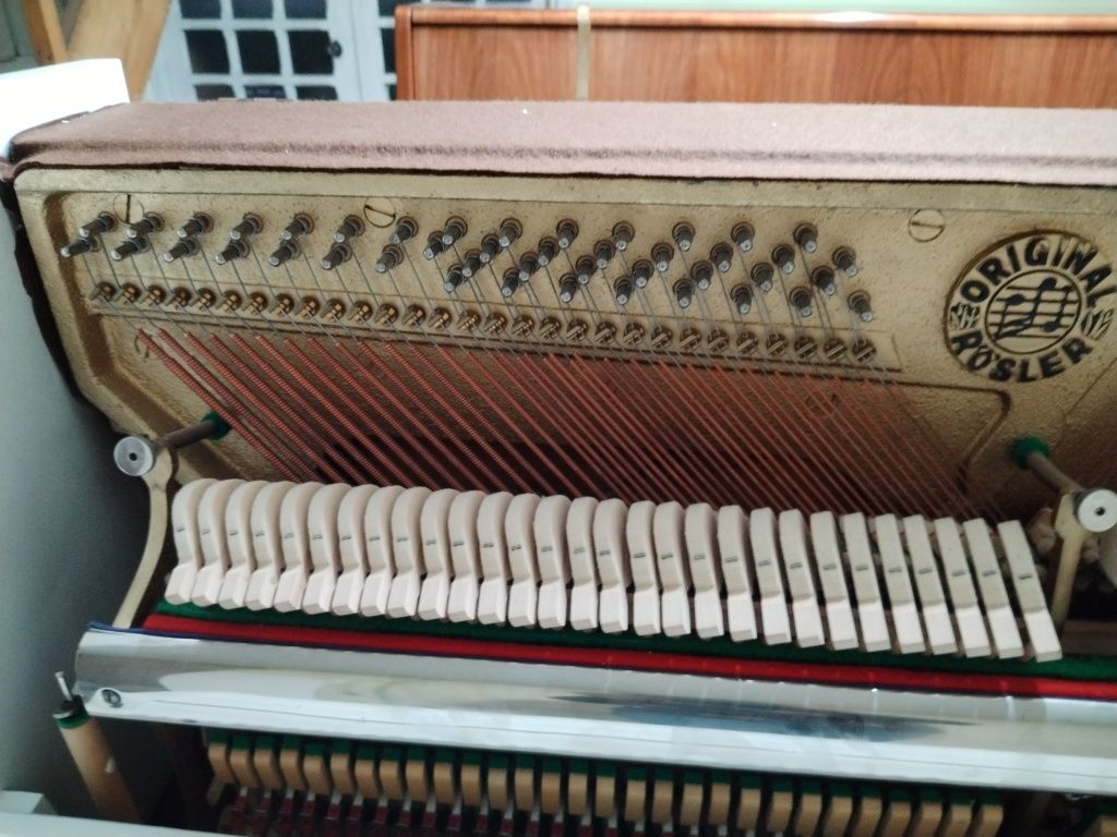 Pianina alba  Rosler, brand Petrof, cu garantie si acordaj.