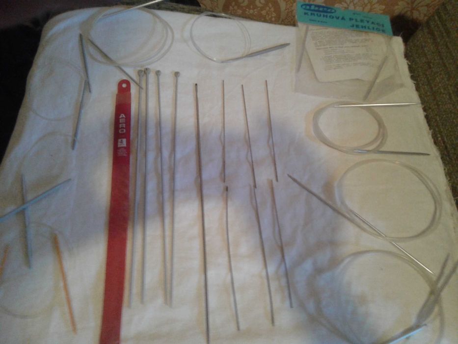 Две плетени дантелени покривки и плетен шал с бонус: куки за плетене.