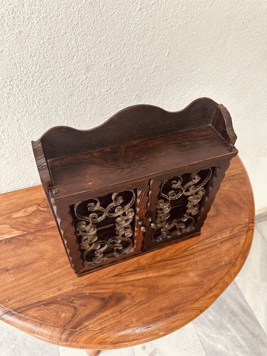 Ръчно изработен стенен шкаф с метлни релефни орнаменти на вратите