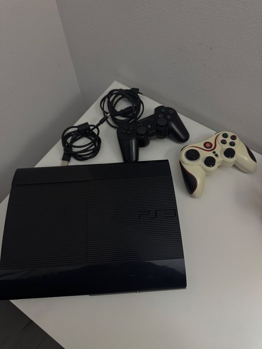 PS3 Slim 500GB + 2 manete + GTA V - stare excelenta