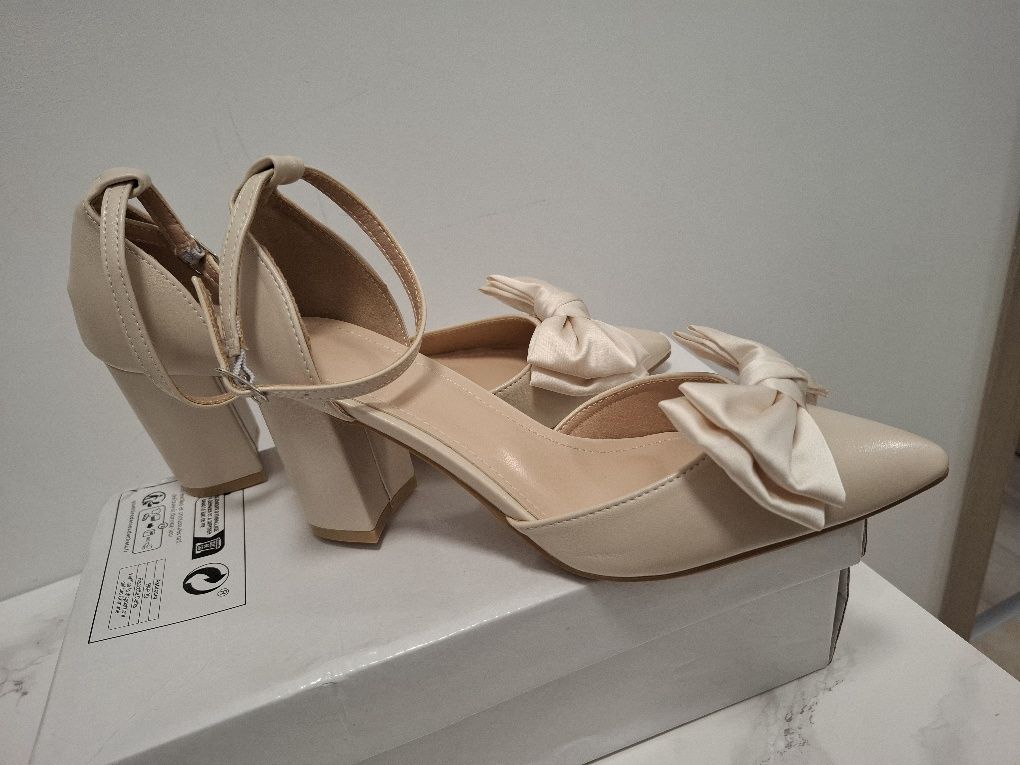 Pantofi cu toc / bej