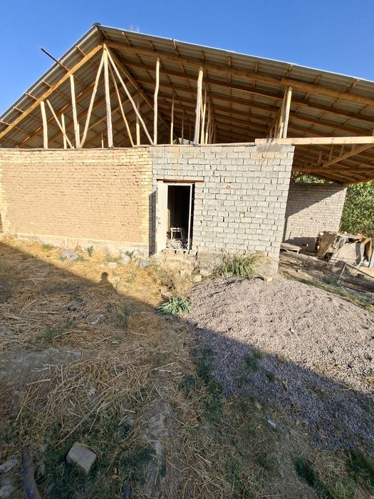 Uy sotiladi narxi esa kelishamiz