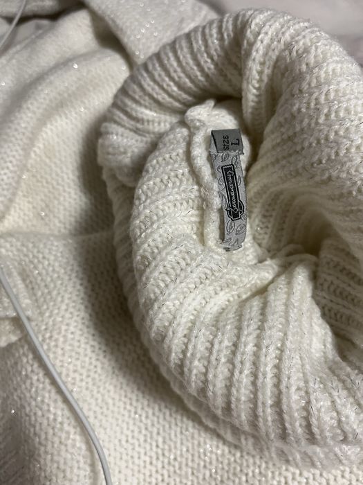 Бял пуловер.