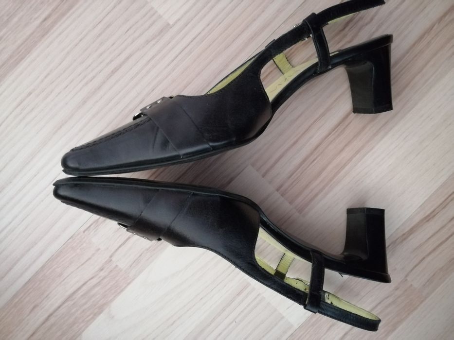 Pantofi negri din piele decupați în spate