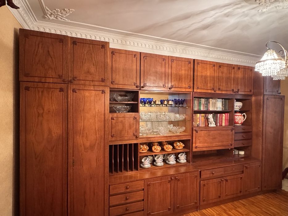 Румынская стенка в комплекте два стола.