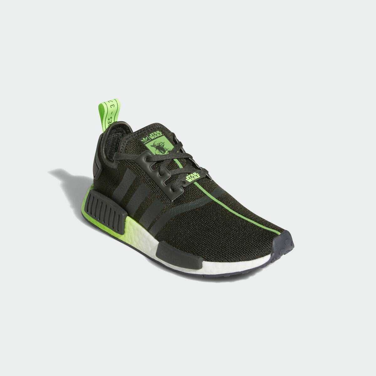 Оригинални дамски маратонки *ADIDAS NMD_R1 Star Wars YODA * EU 39 1/3