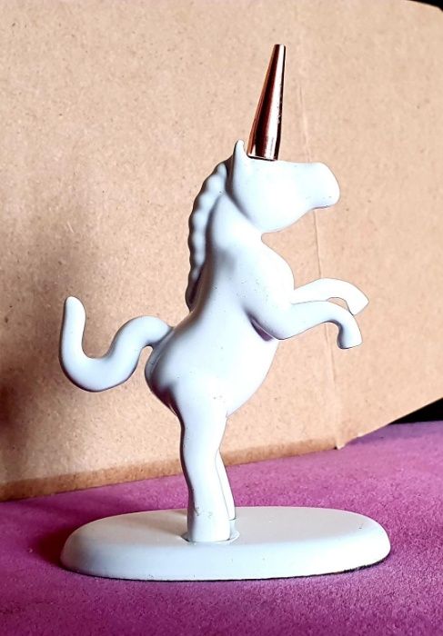 Calut inorog din metal alb