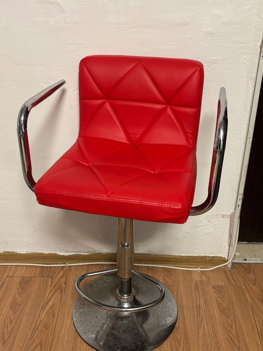 Vând scaun rotativ cu mici defecte vizibile