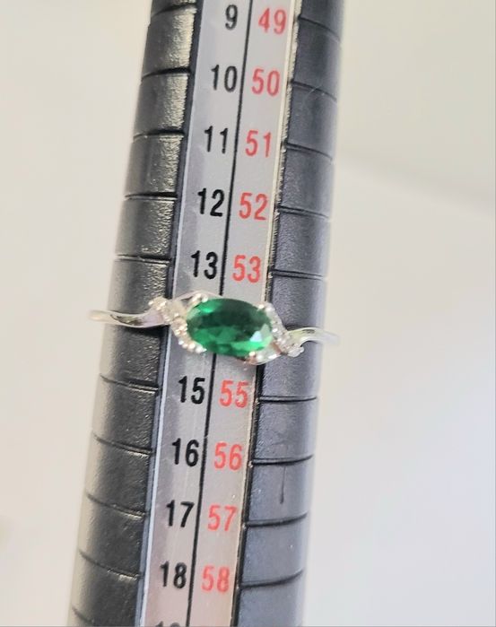 Inel din aur alb de 9k cu smarald și diamante