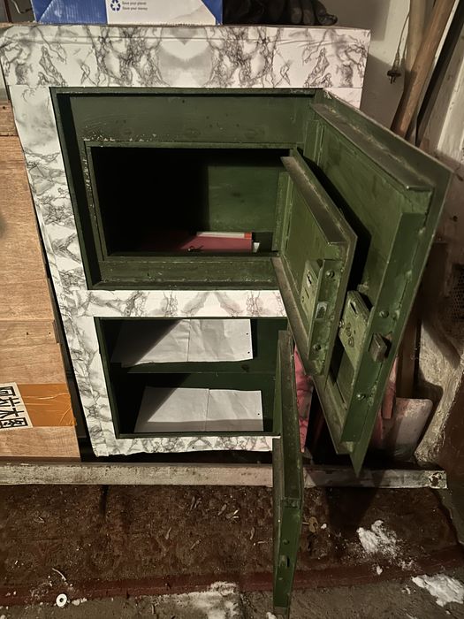 Продам сейф с двойными дверцами