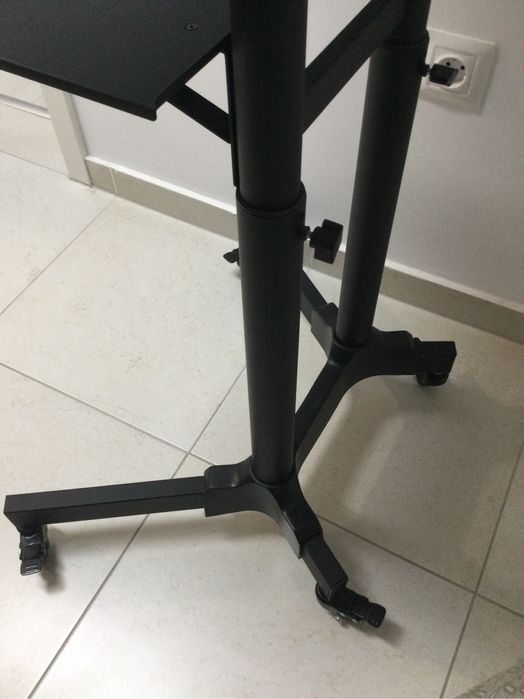 Vand masa mobila de metal pentru laptop sau tv sau altceva
