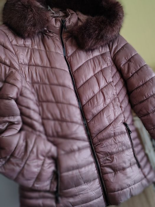 Дамско късо яке с пух на качулката