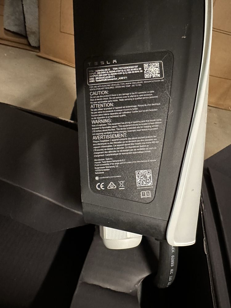 Оригинален Tesla Wall Connector