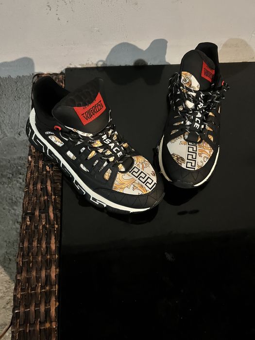 Vand adidasi Versace