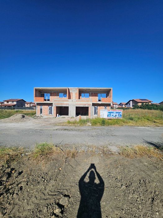 Duplex modern despartit prin garaje