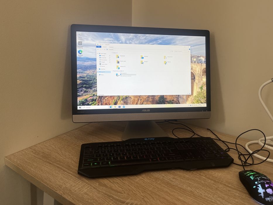 De Vanzare All in One PC. ASUS V221id