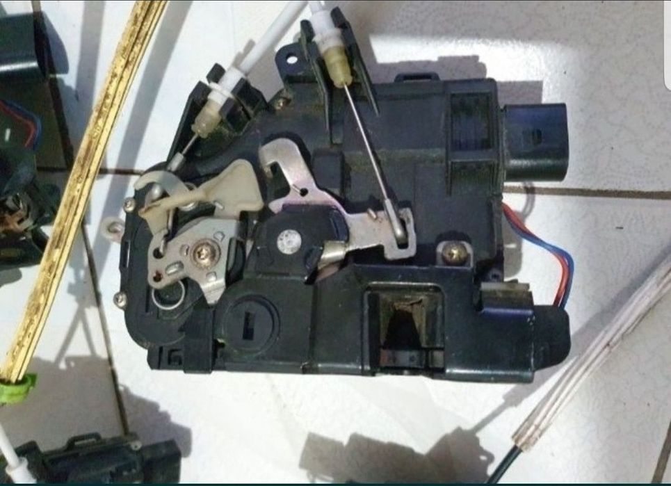 Broasca usa Audi A6 C5 spate stanga 1997-2003 incuietoare