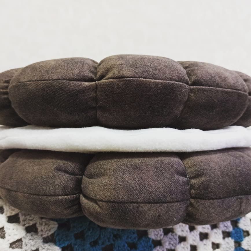 Декоративная подушка-печенье ручной работы