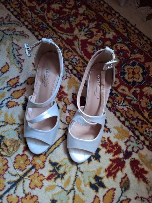 Vând sandale mărimea 39