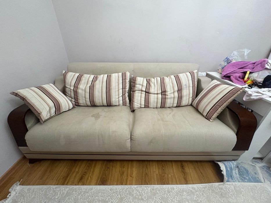 Отдам диван и круглый казахский стол + рабочая микроволновка