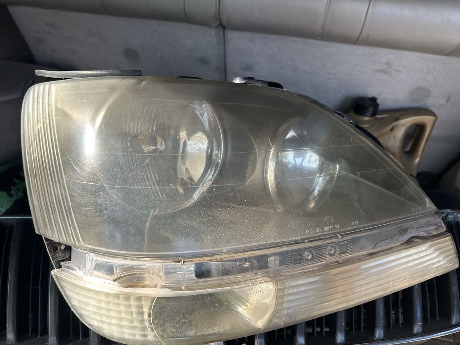 Продам фару одну правую LEXUS RX300 1 поколение оригинал