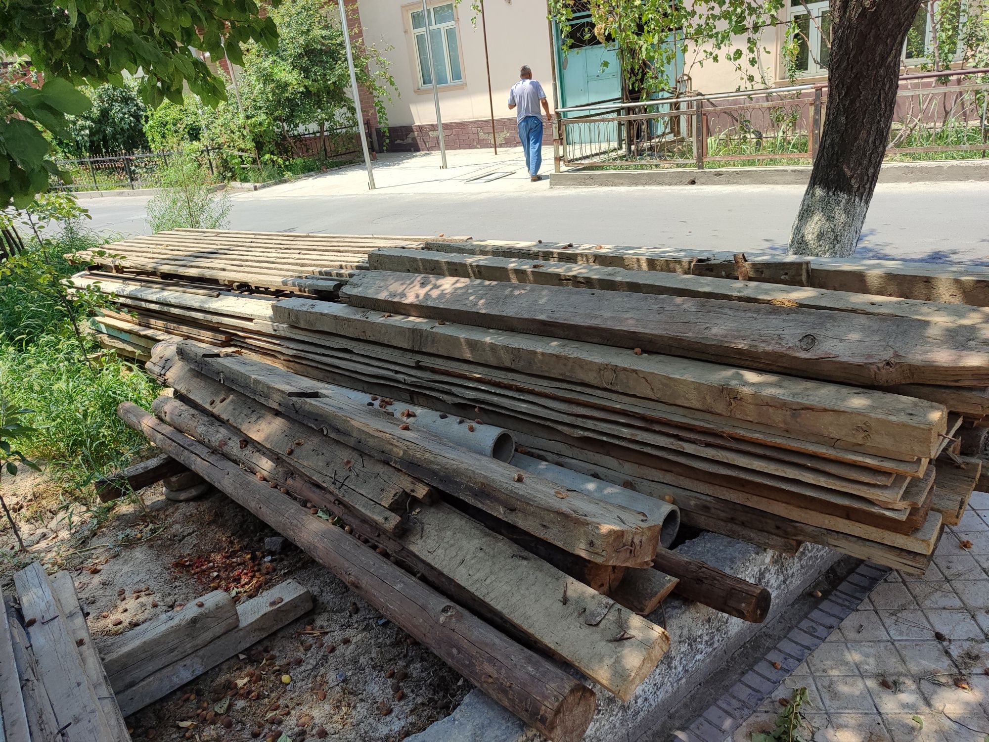 Taxtalar xar hil turda  b/u