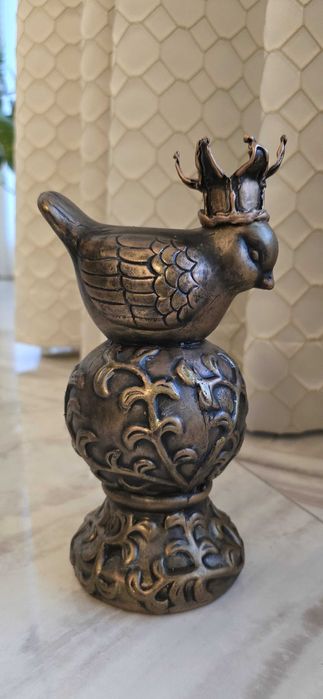 Голямо бароково пиле с корона– керамика.