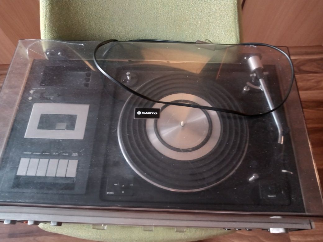 Vând statie Sanyo solid state 4x30w