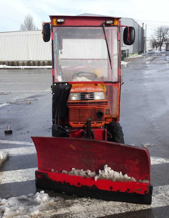 Tractor Kubota 4x4 17 CP cu cabina, freza pamant, lama pentru zapada,