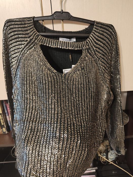 Златист пуловер нов