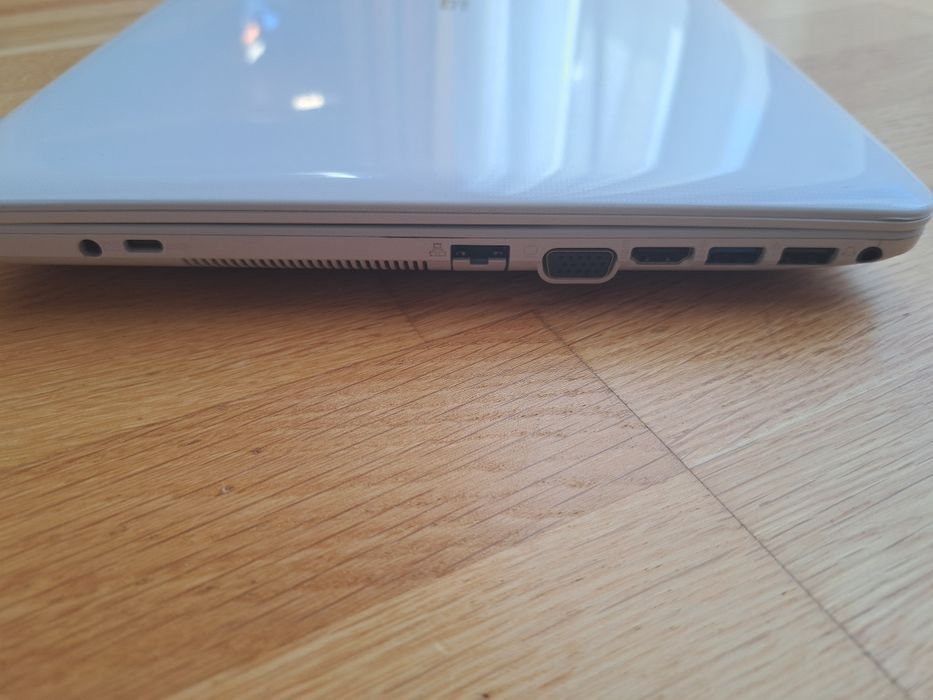 Laptop Asus X541U- Perfect pentru munca de birou ușoară