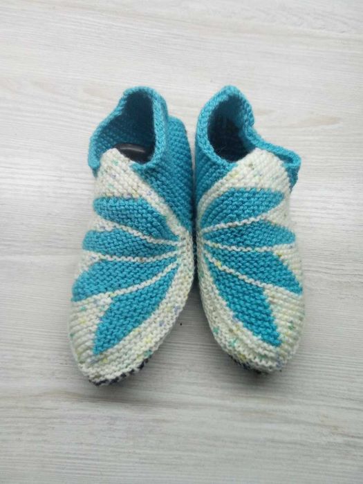 Тапочки вязанные, тёплые.