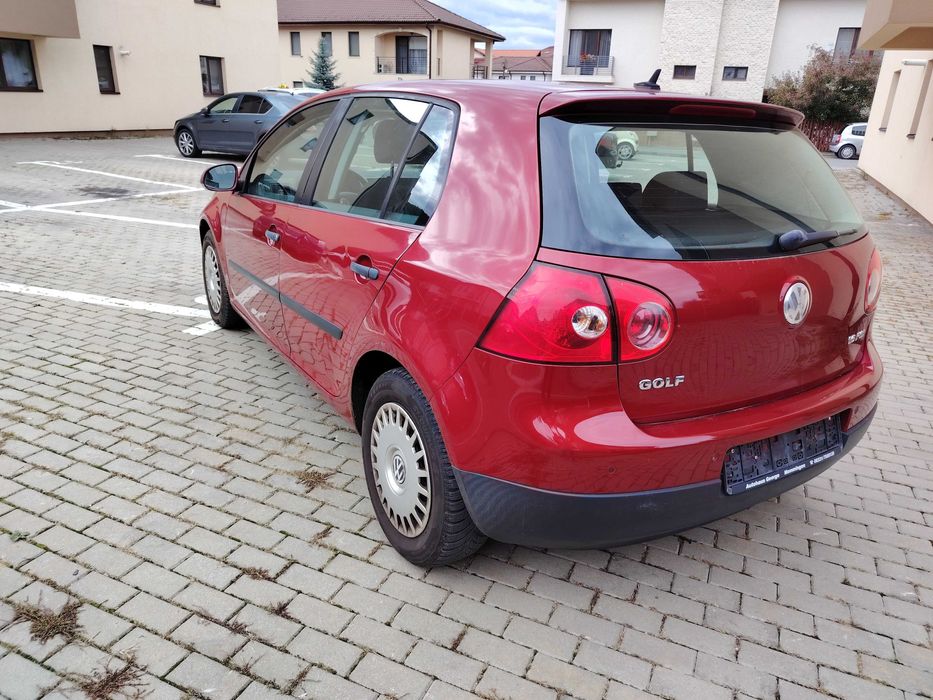 Închirieri auto. Volkswagen Golf 5, 1.6 FSI benzină.