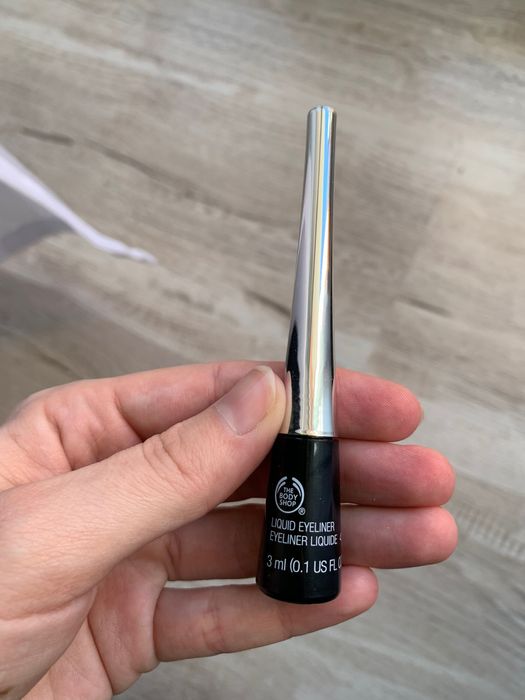 Eye-liner și creion de ochi colorate 15 lei bucata
