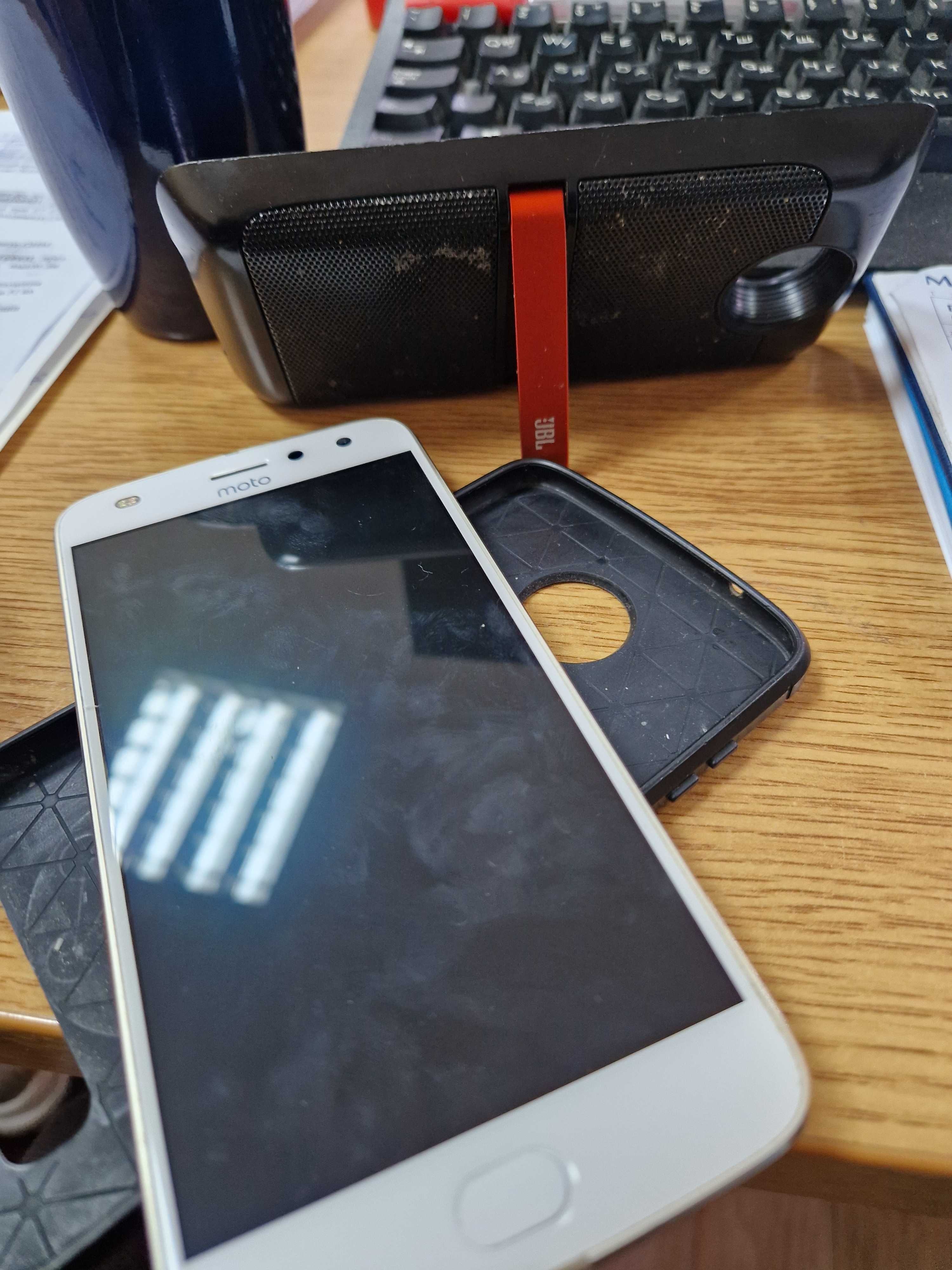 Motorola Z2 Play с колонка JBL, гумен калъф и 2 стъкла за 80 лева.