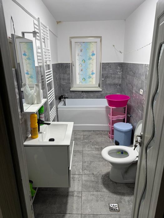 De inchiriat apartament cu 3 camere