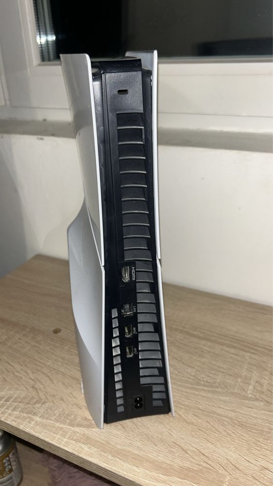PlayStation 5 с 2 контролера DualSense и някои игри