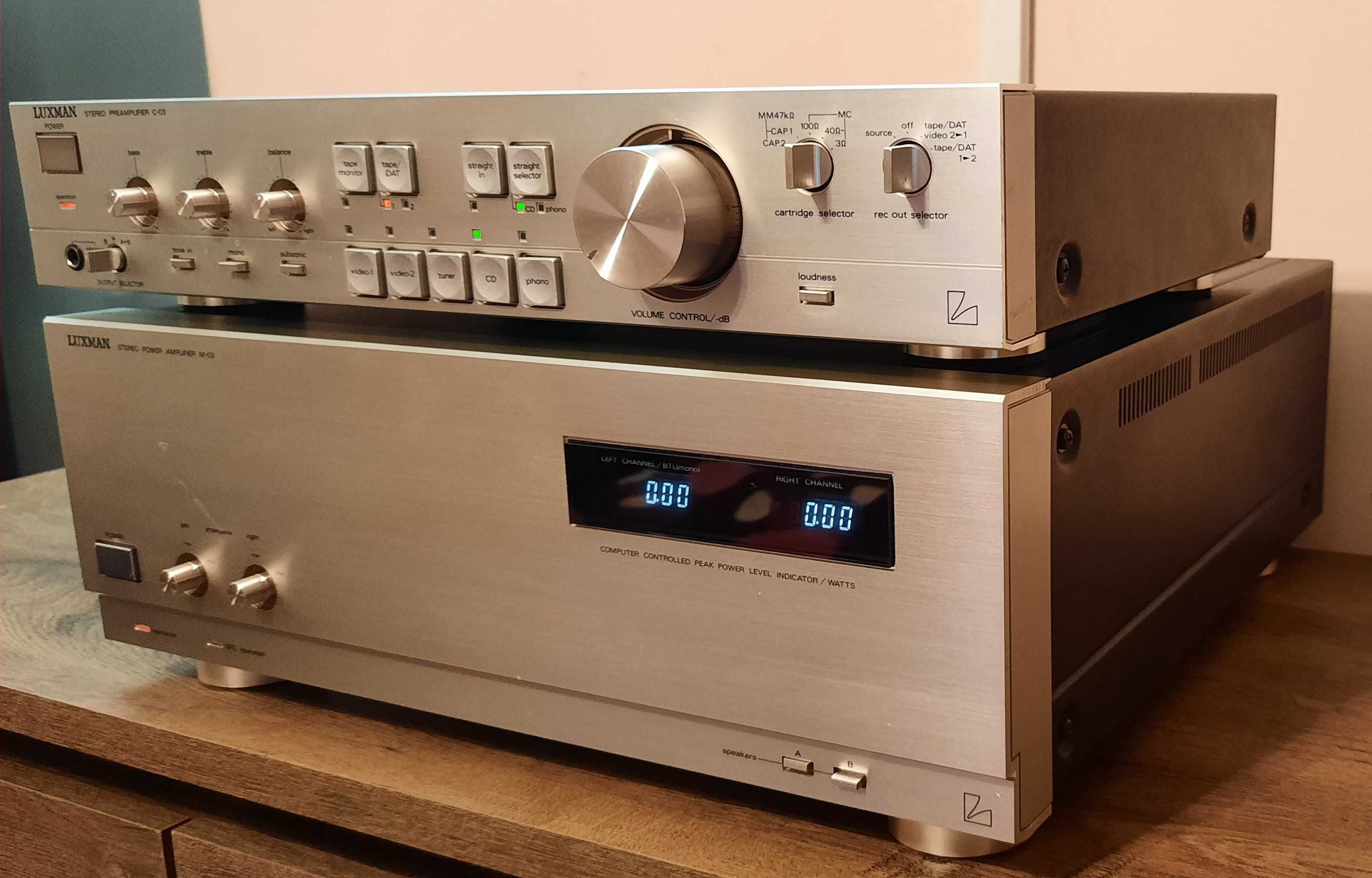 Muzica la amplificator high-end LUXMAN M03 RMS și preamplificator C-03