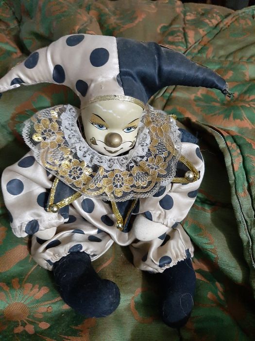 Papuse veche cu capul de ceramica.