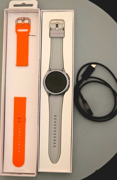 Продавам Samsung Galaxy Watch6 Classic 43mm LTE нова оригинална каишка