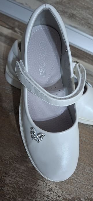 Продавам бели обувки