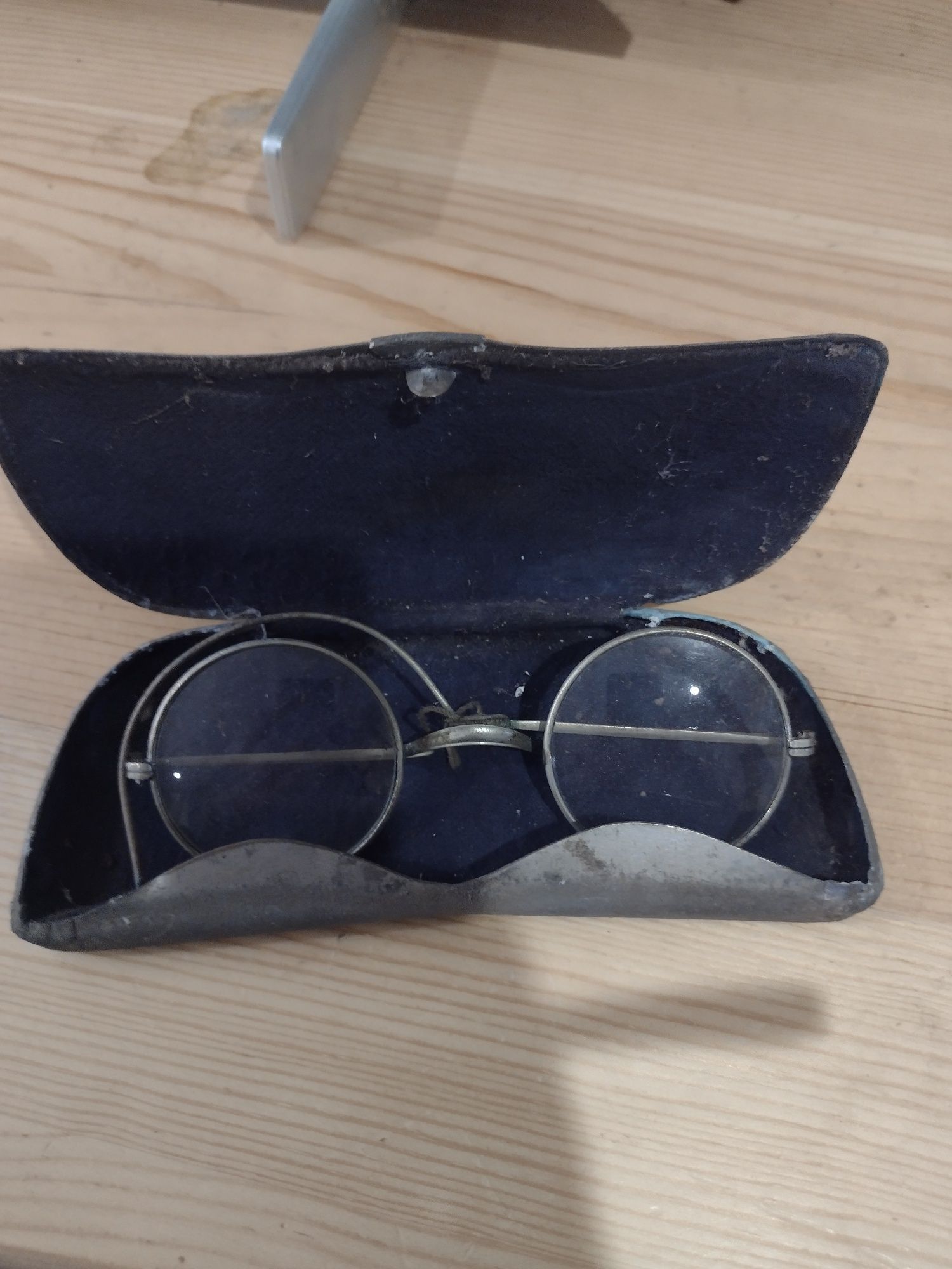 Стари очила с бронзова кутия