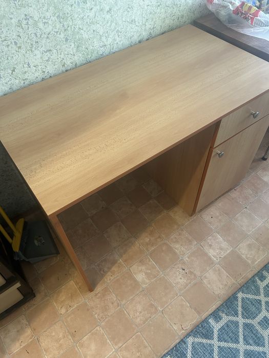 Офис Бюро с чекмедже